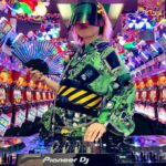 サイバーおかんwith電脳会館 身につけるネオン管『セオイネオン』を背にDJでサイバーワールドを展開中のサイバーおかんに電脳会館が加わりより派手に！ジャンジャンバリバリサイバーバリバリ盛り上げます。