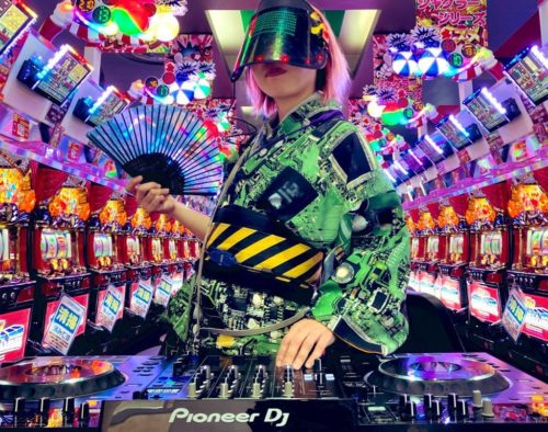サイバーおかんwith電脳会館 身につけるネオン管『セオイネオン』を背にDJでサイバーワールドを展開中のサイバーおかんに電脳会館が加わりより派手に！ジャンジャンバリバリサイバーバリバリ盛り上げます。