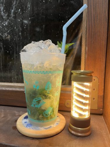 山伏の歴史は店主が2008年にフランスの場末のバーで飲んだ一杯のモヒートから始まります。帰国後、とにかく自分が外でこんな爽やかなモノを飲みたいという気持ちが押さえきれず野外パーティ「OtOdashi」でフランスのマスターの動きを何度もみて覚えたモヒートしか出さない謎の店(当時はそれしかわからなかった)でした。 そんな感じで色々なパーティで爽やかさだけが売りの汁のみを大量生産していたら、こんな私をバーテンダーと言い張る人が現れたのでそんなに強く言われると心のどこかでなんか意識しちゃうじゃないですか？ しらねーよって話ですが、やっぱりその人は私のやってることの先を見ていたんでしょうなあ… そういうわけでそれからは酒と薬草の世界にドップリはまり、自分でアブサンのようなそうでないような薬草酒を浸ける重い病を患いまして今では立派な酒マニアにレベルアップし皆様の前に立てるようになりました。本当にありがとうございます！ お酒が必要なときは是非Bar山伏にお越し下さい。