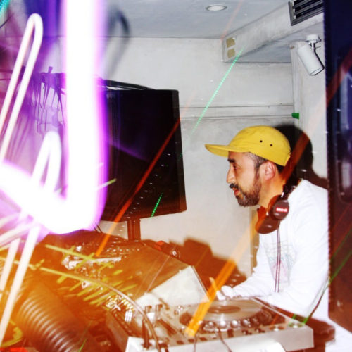 CHOKO (DIGITALBLOCK) 94年よりHIPHOP DJとして活動を開始。 その後、ハウス/ブレイクビーツ/ジャングル等のダンスミュージックに幅を広げていく。そしてその頃から行き始めた野外パーティに衝撃を受けレイヴカルチャーに傾倒、2001年より地元横浜をベースにアンダーグラウンド・サイケデリック／テクノパーティ[DIGITALBLOCK]をDJ Daijiroと共にスタートする。 フロアの空気と共鳴しながら進んでいくプレイで、関東を中心に全国各地のコアなフロアを揺らし続けている。またグラフィックデザイナーとしての一面も持ち、様々なParty Flyerのデザインや、AFFKT率いるスペインの人気レーベル[SINCOPAT]のレーベルデザインも手がけている。 https://linktr.ee/djchoko