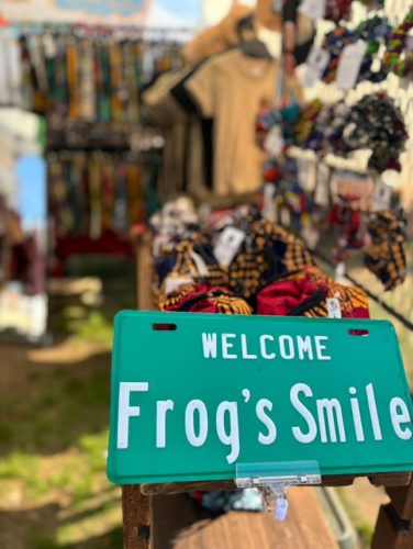 店主セレクトのアフリカファブリックを使用し洋服や布雑貨をハンドメイド製作しているFrog’ｓ　Smileと申します 生地の個性を存分に楽しめる衣類や気軽に楽しめる布小物を是非手に取ってご覧ください。