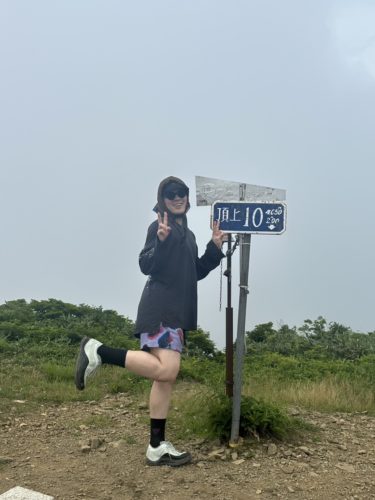 poi poi.　2000年産いぶし銀DJ。 ロバート・ジョンソンが悪魔と出会ったようにミレニアムベビーながらラリー・ハードと出会いダンスミュージックの洗礼を受ける。 プレイとしては、最新の攻撃的なトラックで若いオーディエンスの心を掴む一方、お前いくつなんだ系ディープハウスでおじさん達のキンタマも鷲掴みにするなど、楽曲を広くチェックする熱心さからオープンもピークタイムもなんでもござれ。新潟のシーンに突如現れたなんだか目が離せないライジングスター（爆誕） 2025年には自身のオーガナイズするMATAGIをスタート。トレードマークはタンクトップ。脱ぐのは早い。