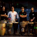 アニ、ケンチャン、ヨガポン、コージ、タッヒーからなる西新井発打楽器重奏クインテット。流れも清き荒川で磨いた5重奏が、聴く者の魂を根っこから揺さぶる。千日をして鍛！万日をして錬！叩いたジャンベは裏切らねぇ！我々カチキケムリ、全国いや全世界どこでも心を込めて演奏します。以後宜しくおたの申します！